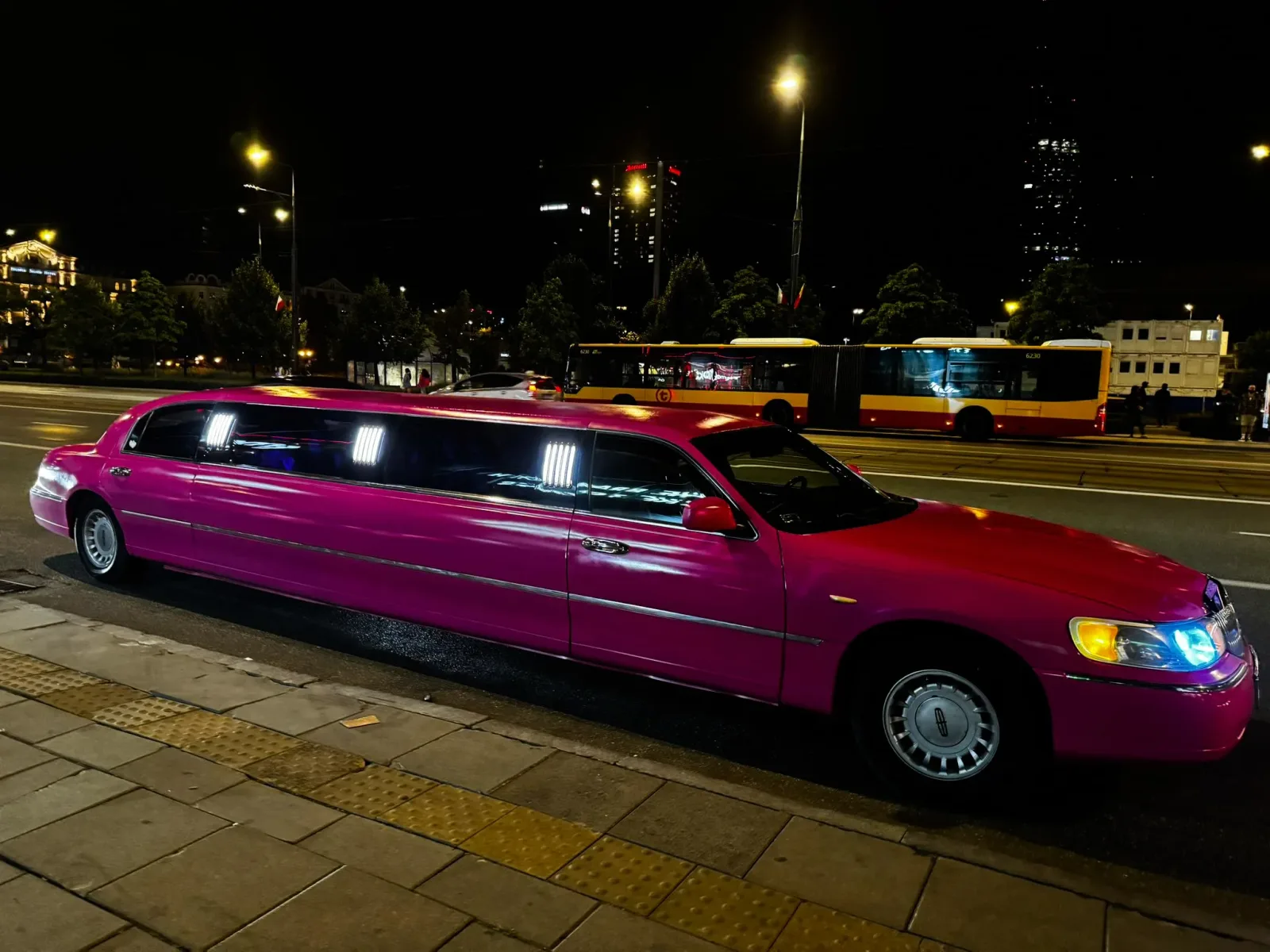 Lincoln Town Car Pink — wynajem limuzyny Warszawa